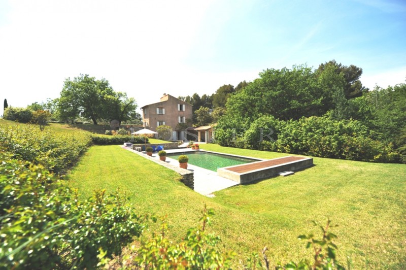 For sale, a magical place in the Luberon, a old farmhouse on 3 hectares grounds