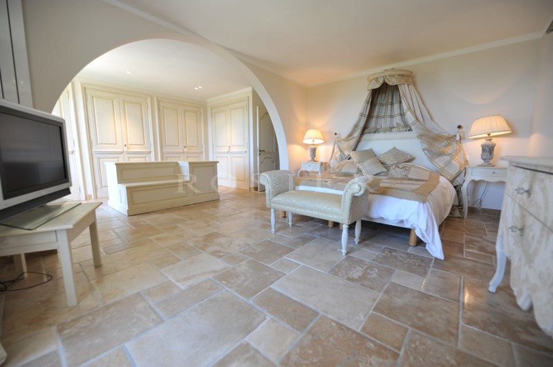 Provence, Luberon, in the hills above Gordes, for sale, superb prestigious property on 2 hectares of land, swimming pool, tennis, views over the Luberon mountains and valley