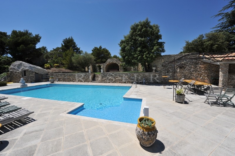 Provence, Luberon, in the hills above Gordes, for sale, superb prestigious property on 2 hectares of land, swimming pool, tennis, views over the Luberon mountains and valley
