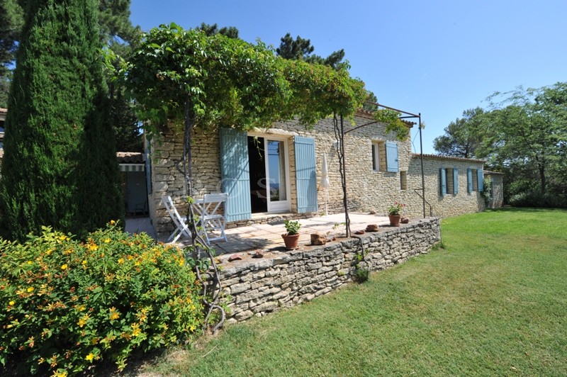 In the Luberon, at the heart of the 'Golden Triangle', a stone house with swimming pool, benefitting from dominating views.