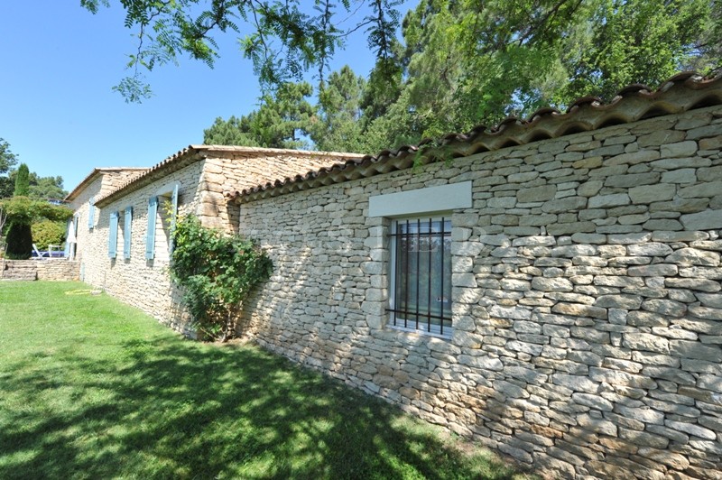 In the Luberon, at the heart of the 'Golden Triangle', a stone house with swimming pool, benefitting from dominating views.