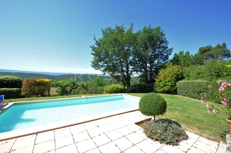 In the Luberon, at the heart of the 'Golden Triangle', a stone house with swimming pool, benefitting from dominating views.