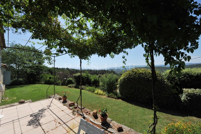 In the Luberon, at the heart of the 'Golden Triangle', a stone house with swimming pool, benefitting from dominating views.