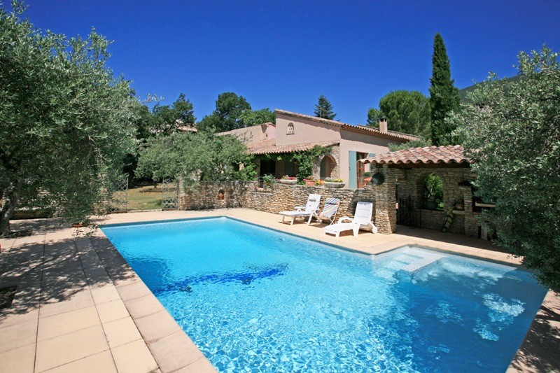 On the outskirts of a Luberon village, ROSIER agency is offering this recent house with pool