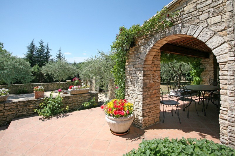 On the outskirts of a Luberon village, ROSIER agency is offering this recent house with pool