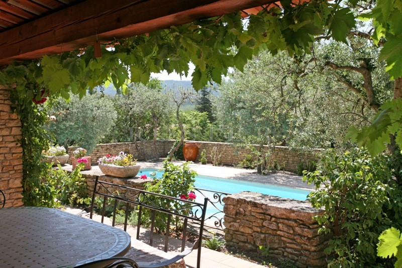On the outskirts of a Luberon village, ROSIER agency is offering this recent house with pool