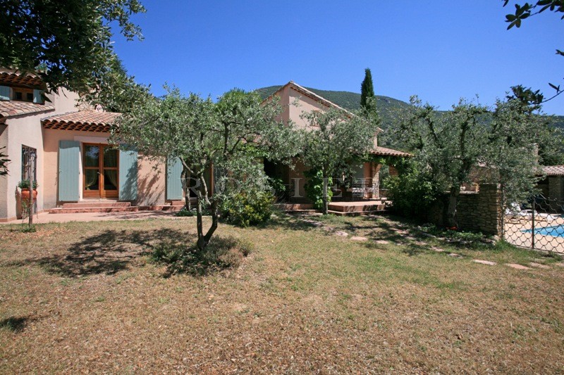 On the outskirts of a Luberon village, ROSIER agency is offering this recent house with pool