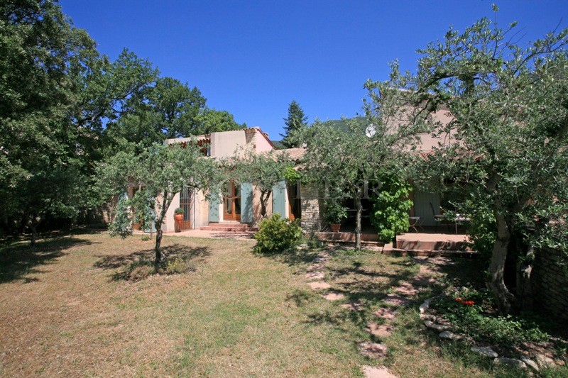 On the outskirts of a Luberon village, ROSIER agency is offering this recent house with pool