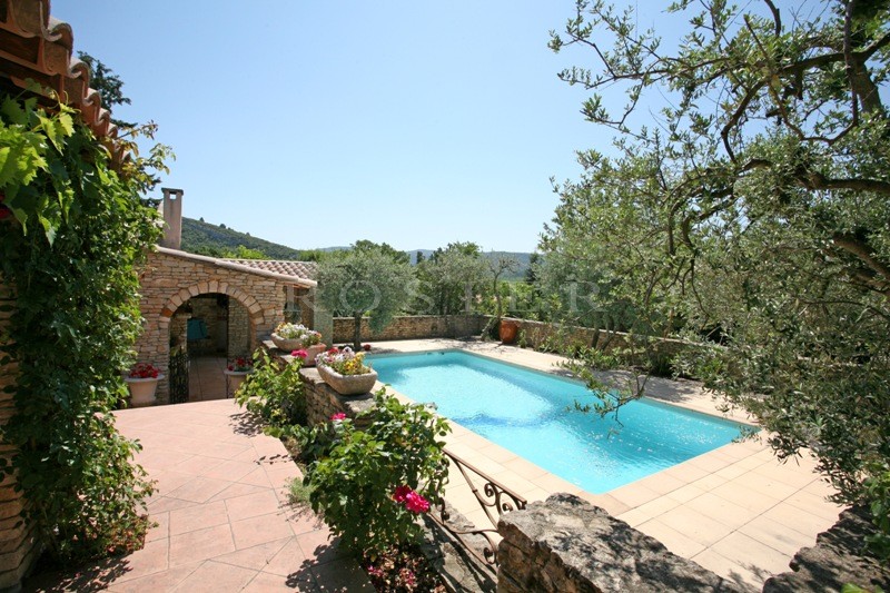 On the outskirts of a Luberon village, ROSIER agency is offering this recent house with pool