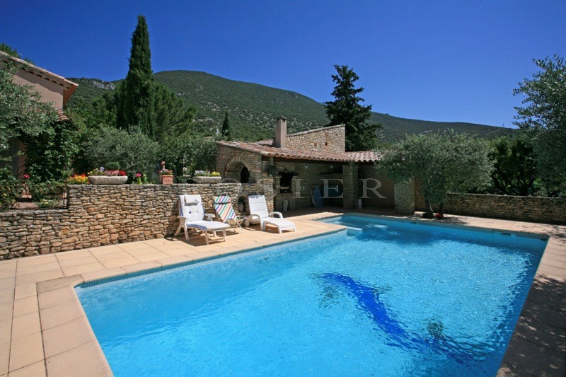 On the outskirts of a Luberon village, ROSIER agency is offering this recent house with pool