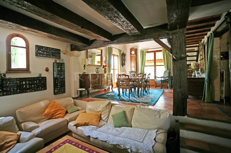 On the outskirts of a Luberon village, ROSIER agency is offering this recent house with pool