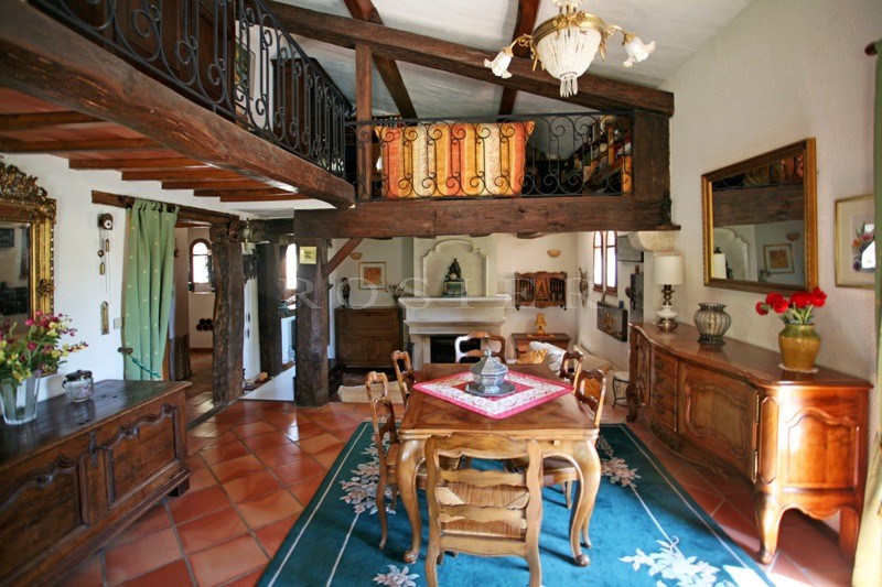On the outskirts of a Luberon village, ROSIER agency is offering this recent house with pool