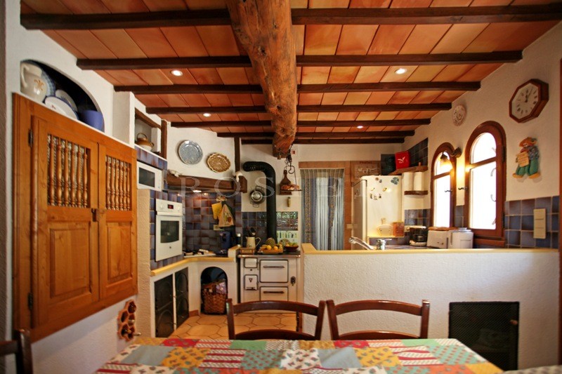 On the outskirts of a Luberon village, ROSIER agency is offering this recent house with pool