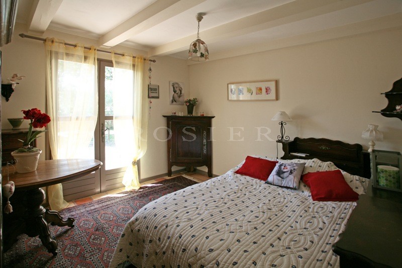 On the outskirts of a Luberon village, ROSIER agency is offering this recent house with pool
