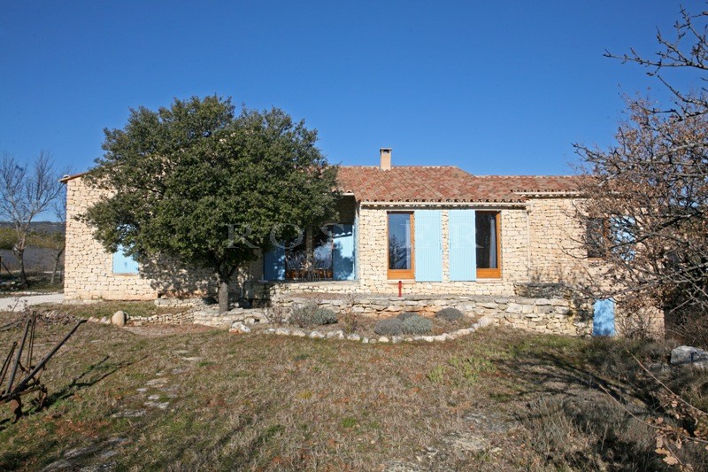 For sale, between the Luberon mountains and the monts du Vaucluse, traditional stone-clad house with an additional outbuilding.
