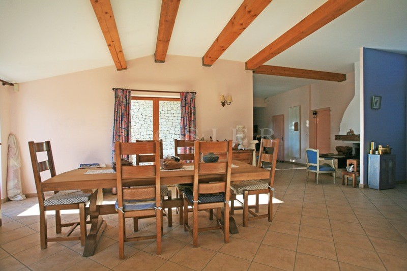 For sale, between the Luberon mountains and the monts du Vaucluse, traditional stone-clad house with an additional outbuilding.