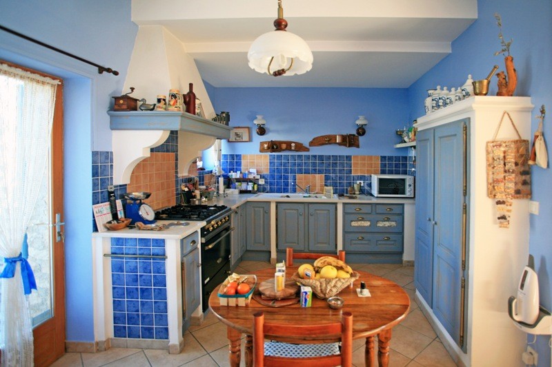 For sale, between the Luberon mountains and the monts du Vaucluse, traditional stone-clad house with an additional outbuilding.