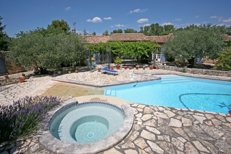 In Provence, Luberon,  close to the perched villages, one storey modern house for sale on a garden of 2000 m² with swimming pool