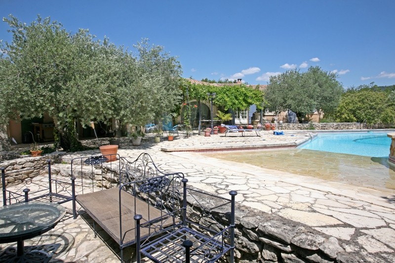 In Provence, Luberon,  close to the perched villages, one storey modern house for sale on a garden of 2000 m² with swimming pool