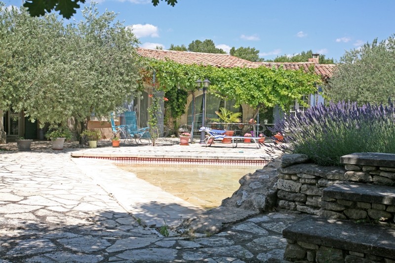 In Provence, Luberon,  close to the perched villages, one storey modern house for sale on a garden of 2000 m² with swimming pool
