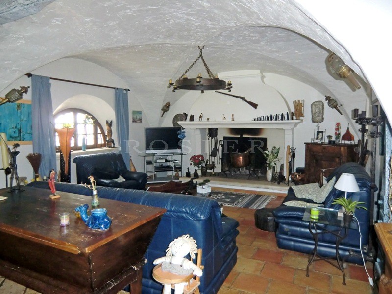 In Provence, Luberon,  close to the perched villages, one storey modern house for sale on a garden of 2000 m² with swimming pool