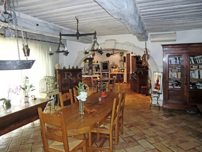 In Provence, Luberon,  close to the perched villages, one storey modern house for sale on a garden of 2000 m² with swimming pool