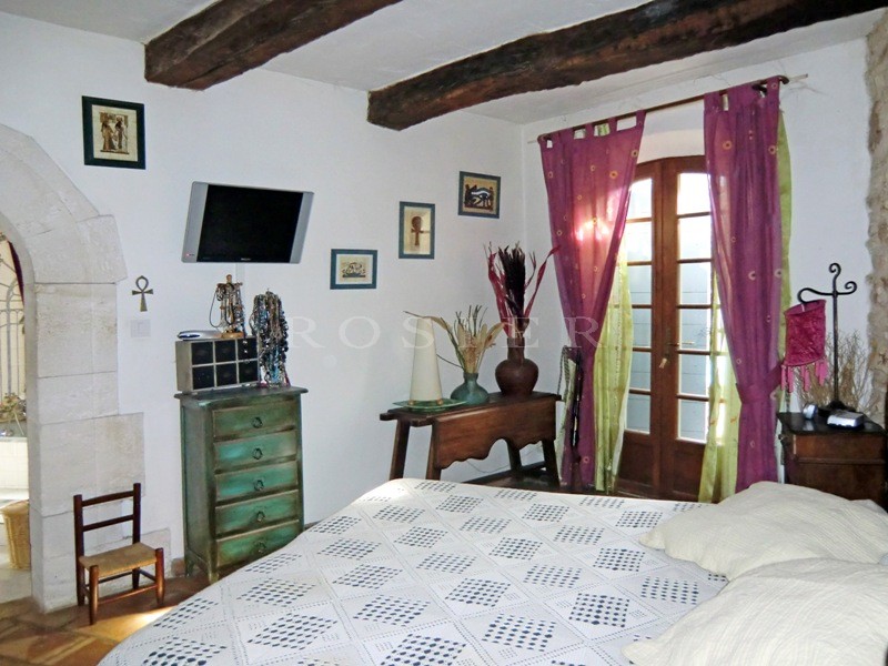 In Provence, Luberon,  close to the perched villages, one storey modern house for sale on a garden of 2000 m² with swimming pool