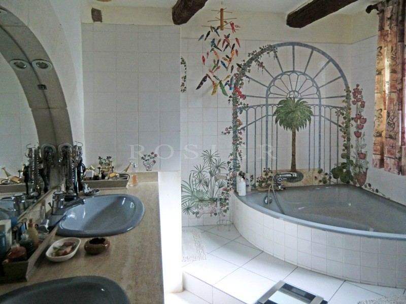 In Provence, Luberon,  close to the perched villages, one storey modern house for sale on a garden of 2000 m² with swimming pool