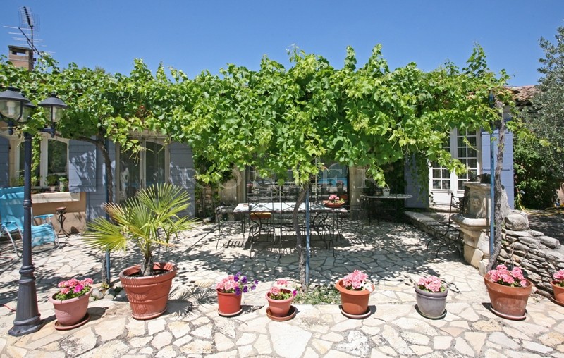 In Provence, Luberon,  close to the perched villages, one storey modern house for sale on a garden of 2000 m² with swimming pool