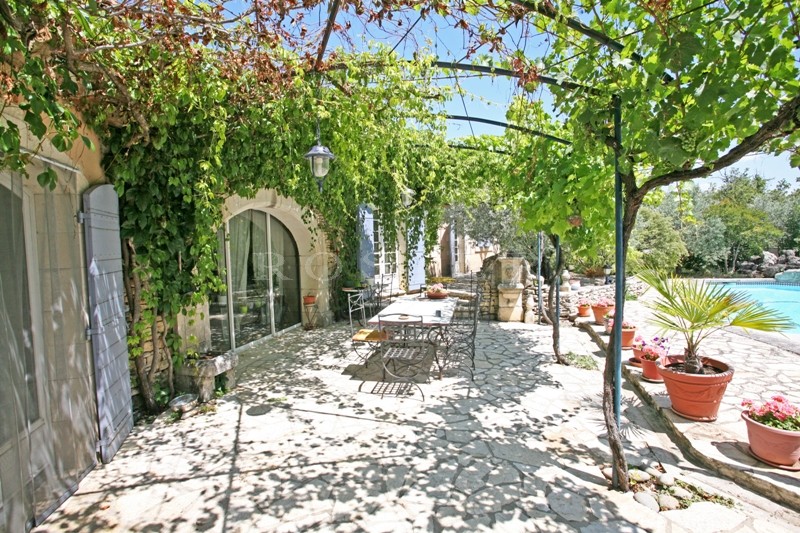 In Provence, Luberon,  close to the perched villages, one storey modern house for sale on a garden of 2000 m² with swimming pool