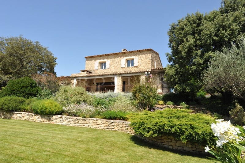Stone house with swimming pool and outbuildings, offering superb views over the valley and of the Luberon and Alpilles mountains