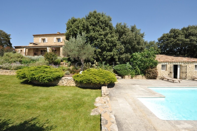 Stone house with swimming pool and outbuildings, offering superb views over the valley and of the Luberon and Alpilles mountains