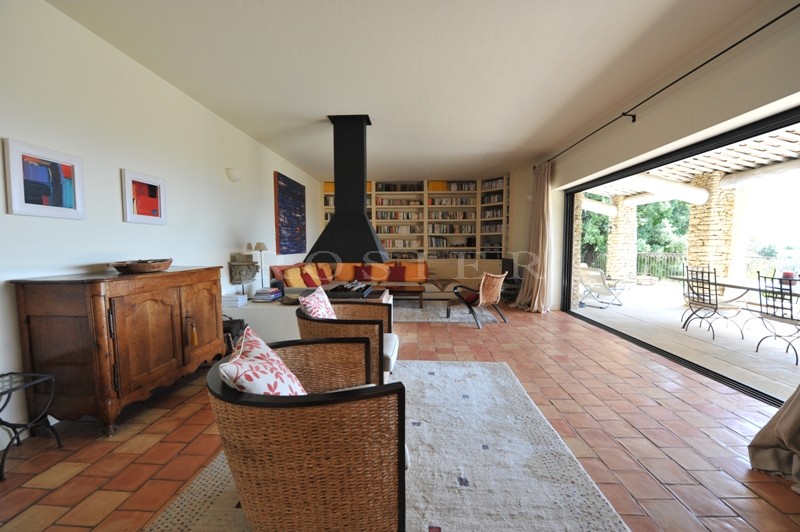 Stone house with swimming pool and outbuildings, offering superb views over the valley and of the Luberon and Alpilles mountains