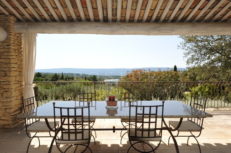 Stone house with swimming pool and outbuildings, offering superb views over the valley and of the Luberon and Alpilles mountains