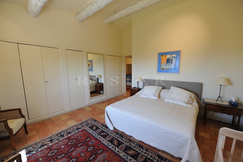 Stone house with swimming pool and outbuildings, offering superb views over the valley and of the Luberon and Alpilles mountains