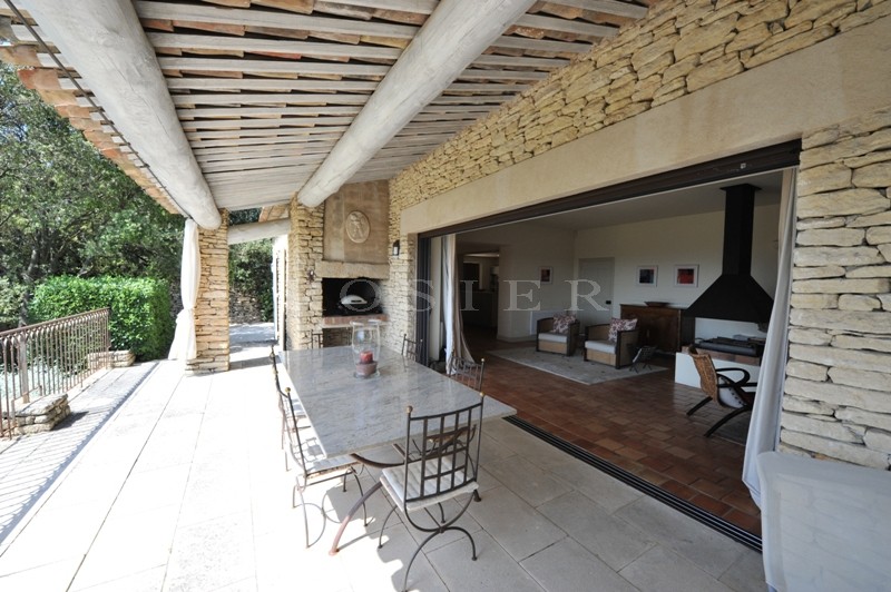 Stone house with swimming pool and outbuildings, offering superb views over the valley and of the Luberon and Alpilles mountains