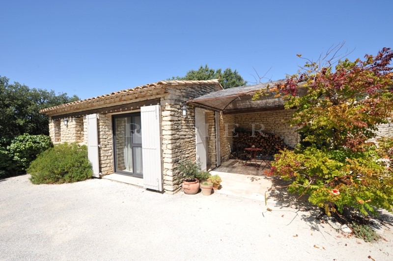 Stone house with swimming pool and outbuildings, offering superb views over the valley and of the Luberon and Alpilles mountains