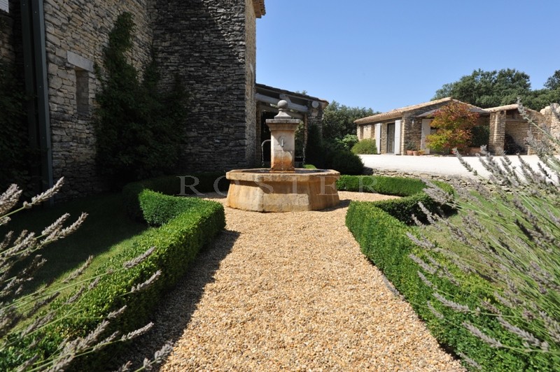 Stone house with swimming pool and outbuildings, offering superb views over the valley and of the Luberon and Alpilles mountains