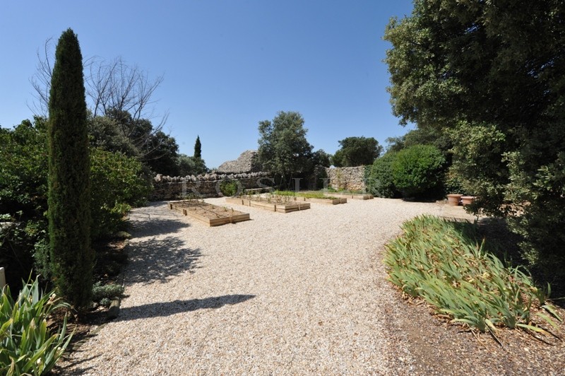 Stone house with swimming pool and outbuildings, offering superb views over the valley and of the Luberon and Alpilles mountains