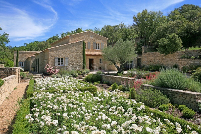 Exclusive to Rosier - a prestigious property situated in a saught-after area of Gordes