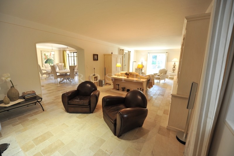 Exclusive to Rosier - a prestigious property situated in a saught-after area of Gordes