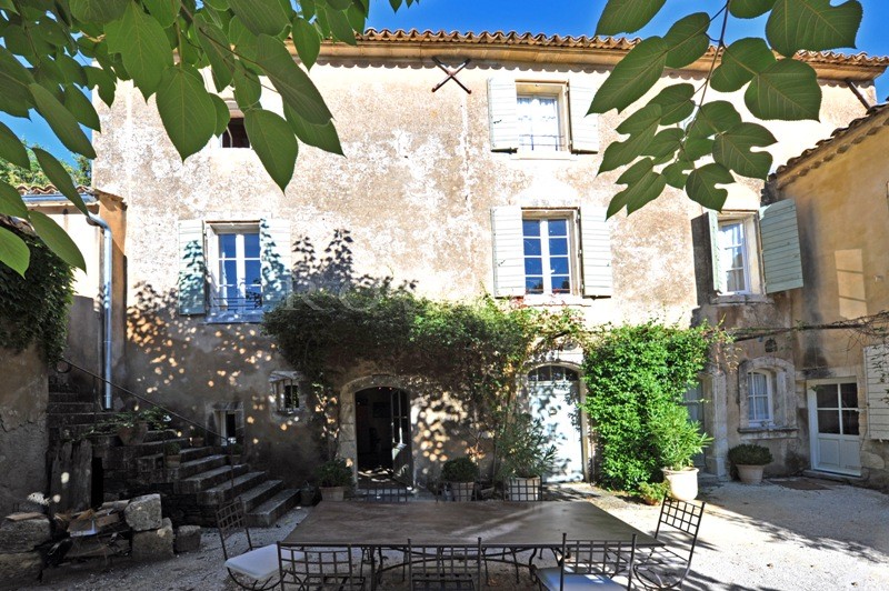 For sale, vineyard in the Luberon, comprising 6 hectares (14.8 acres) of vines, manor house, outbuildings and cellars.