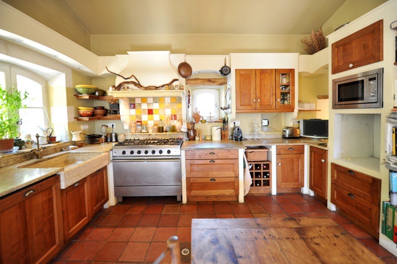 For sale, vineyard in the Luberon, comprising 6 hectares (14.8 acres) of vines, manor house, outbuildings and cellars.