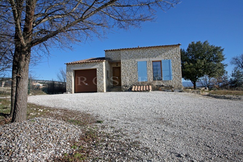 In Luberon, for sale, traditional style house on more than 2 hectares (5 acres) of land plus a separate outbuilding