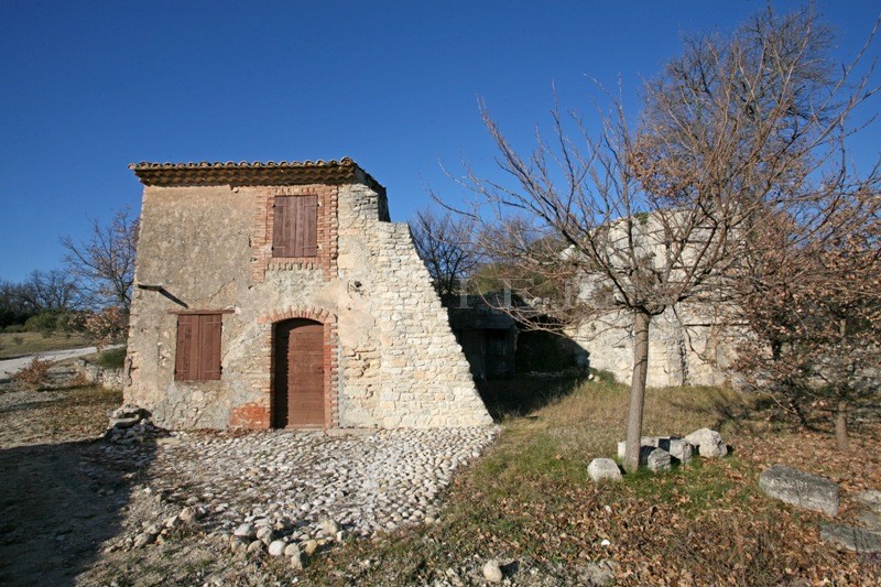 In Luberon, for sale, traditional style house on more than 2 hectares (5 acres) of land plus a separate outbuilding