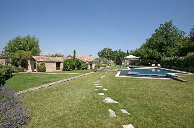 Between Ménerbes and Gordes, close to the centre of a Luberon village, a farmhouse that has been restored with the highest quality materials.