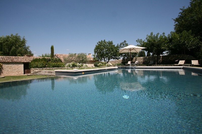 Between Ménerbes and Gordes, close to the centre of a Luberon village, a farmhouse that has been restored with the highest quality materials.