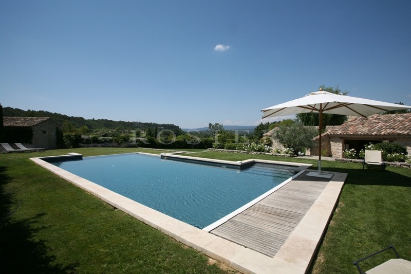 Between Ménerbes and Gordes, close to the centre of a Luberon village, a farmhouse that has been restored with the highest quality materials.