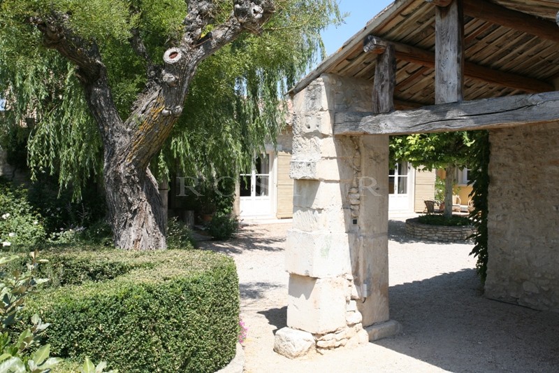 Between Ménerbes and Gordes, close to the centre of a Luberon village, a farmhouse that has been restored with the highest quality materials.