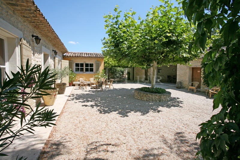 Between Ménerbes and Gordes, close to the centre of a Luberon village, a farmhouse that has been restored with the highest quality materials.